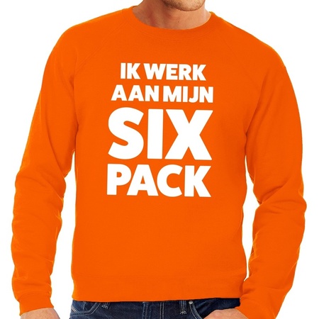 Ik werk aan mijn SIX Pack tekst sweater oranje heren - heren trui Ik werk aan mijn SIX Pack - oranje kleding